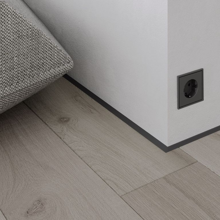 Микро плинтус Лайн C-образный Черный С-05.25.3