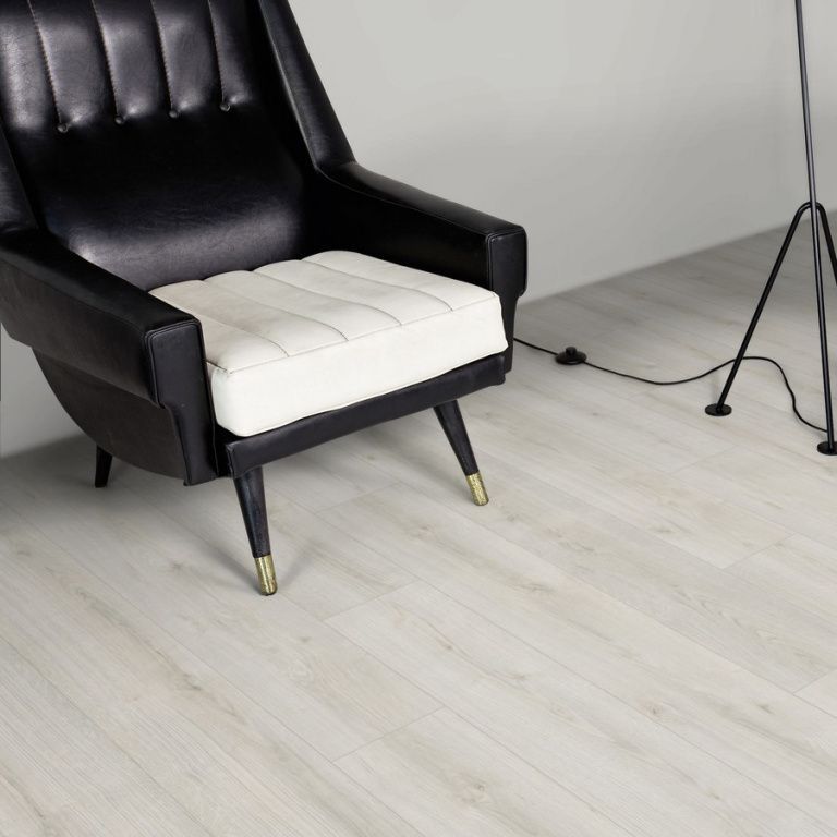 Ламинат Kaindl Natural Touch 8мм Стандарт Дуб Дилайт К4419RI