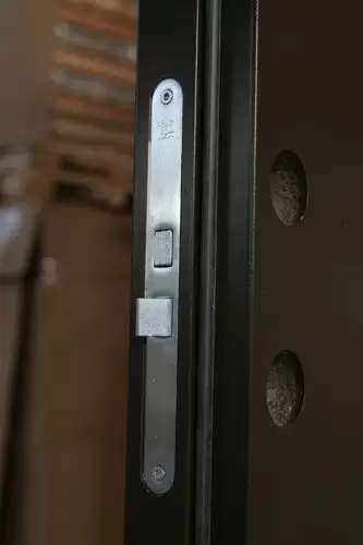 Входная финская дверь JELD-WEN F2000 глухая коричневая