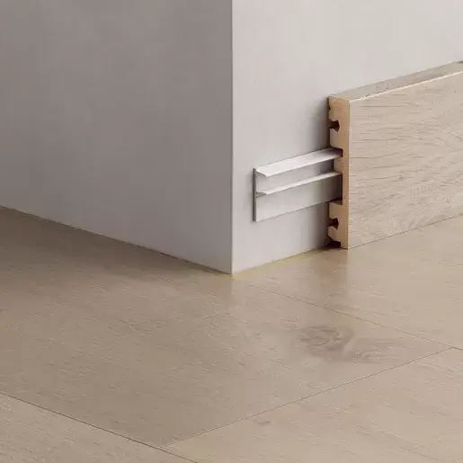 Направляющая для плинтуса Quick Step NETRACK (27х8х2400мм) Направляющая для плинтуса Quick Step NETRACK (27х8х2400мм)